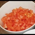cómo picar correctamente tomates usando cuchillas afiladas
