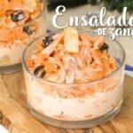 ensalada de zanahoria picando todos los ingredientes