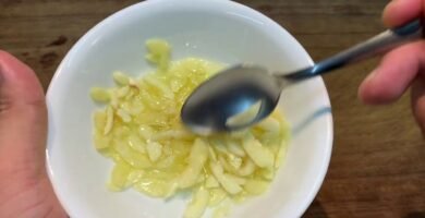 cómo picar correctamente ajos evitando derrames