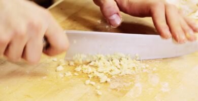 cómo picar correctamente ajos usando cuchillas afiladas