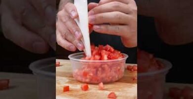 cómo picar correctamente tomates evitando derrames