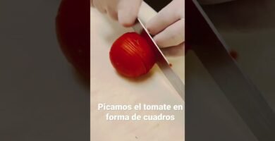 cómo picar correctamente tomates optimizando el espacio del recipiente