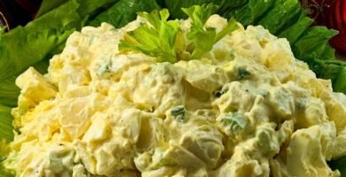 ensalada de papa picando todos los ingredientes