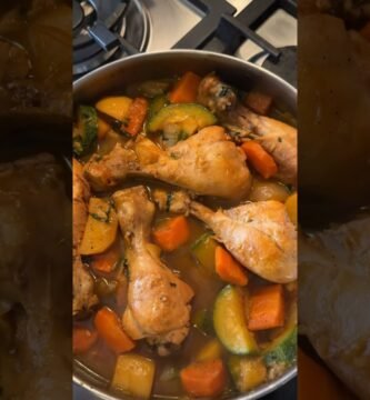 preparar platos saludables con verduras mixtas usando picadora manual