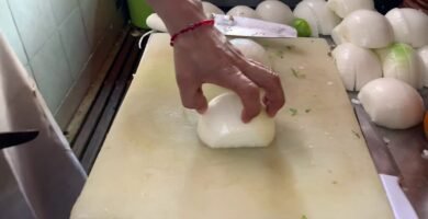 trucos para cortar rápido cebollas en picadora manual