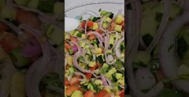 ensalada de calabacín usando picadora manual