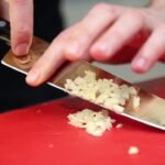 trucos para cortar rápido ajos evitando derrames