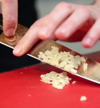 trucos para cortar rápido ajos evitando derrames