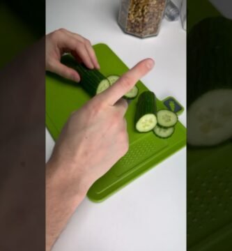 trucos para cortar rápido pepinos en picadora manual