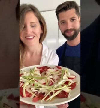 ensalada de ajo picando todos los ingredientes