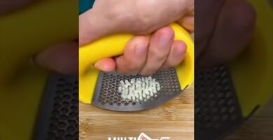 ensalada de ajo usando picadora manual