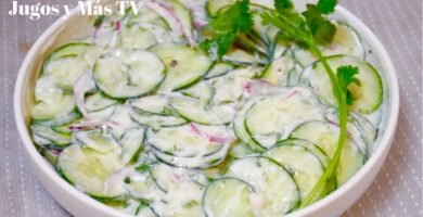 ensalada de pepino picando todos los ingredientes