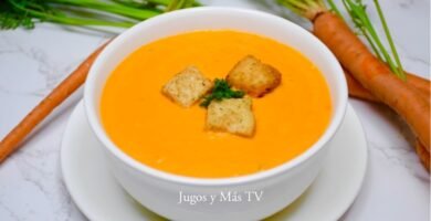 sopa de zanahoria picando todos los ingredientes